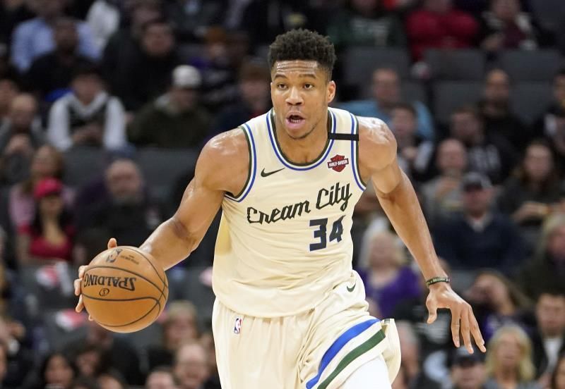 Antetokounmpo dirige ataque ganador de Bucks, líderes de la liga (128-102)