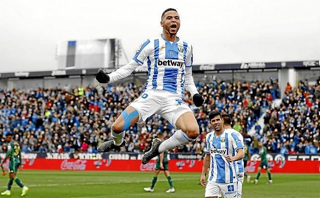 En-Nesyri viaja este jueves para firmar por el Sevilla F.C.