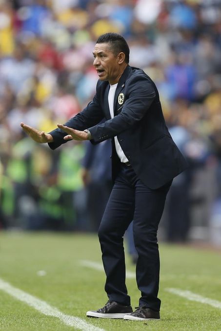 Ambríz agradece los elogios del entrenador del Santos, Guillermo Almada