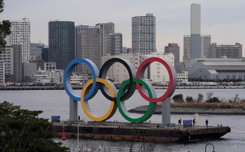 Instalan unos anillos olímpicos gigantes en la bahía de Tokio de cara a los JJOO