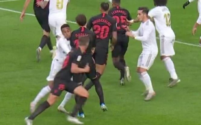 Gudelj, sobre su falta en el gol: "El árbitro me dijo que yo le estaba buscando"