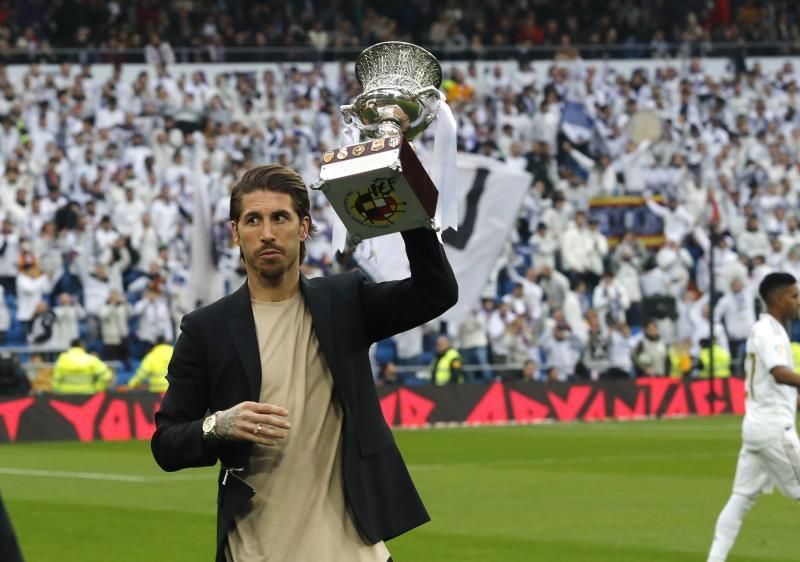 Ramos ofreció a la grada la Supercopa tras el pasillo del Sevilla