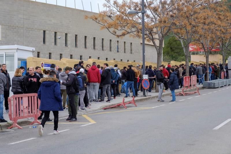 Los aficionados pernoctan frente a las taquillas para conseguir entradas para el Ibiza-Barça