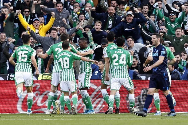 Borja Iglesias y Joaquín ponen por delante al Betis al descanso (2-0)
