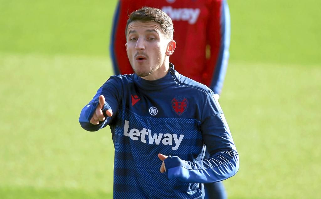 Bardhi, baja ante el Sevilla por una lesión en el muslo