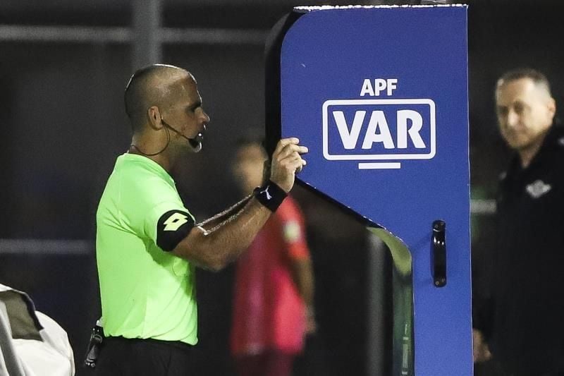 El VAR comienza en el fútbol paraguayo con determinación y algunas críticas
