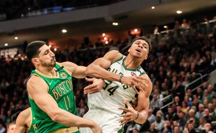 111-98. Antetokounmpo logra triple-doble, marca de 10.000 puntos y triunfo
