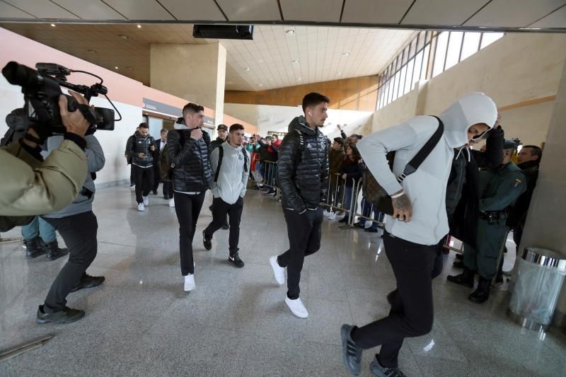 Un centenar de aficionados recibe al Madrid en el aeropuerto de Salamanca