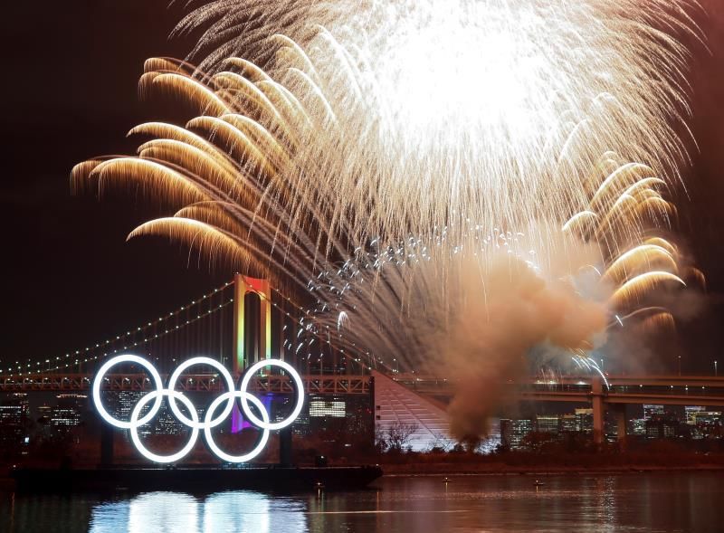 Encienden unos enormes aros olímpicos seis meses antes de que empiecen los JJOO