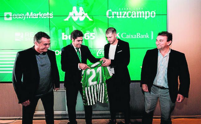 Más que extremos, el Betis mira delanteros en el mercado