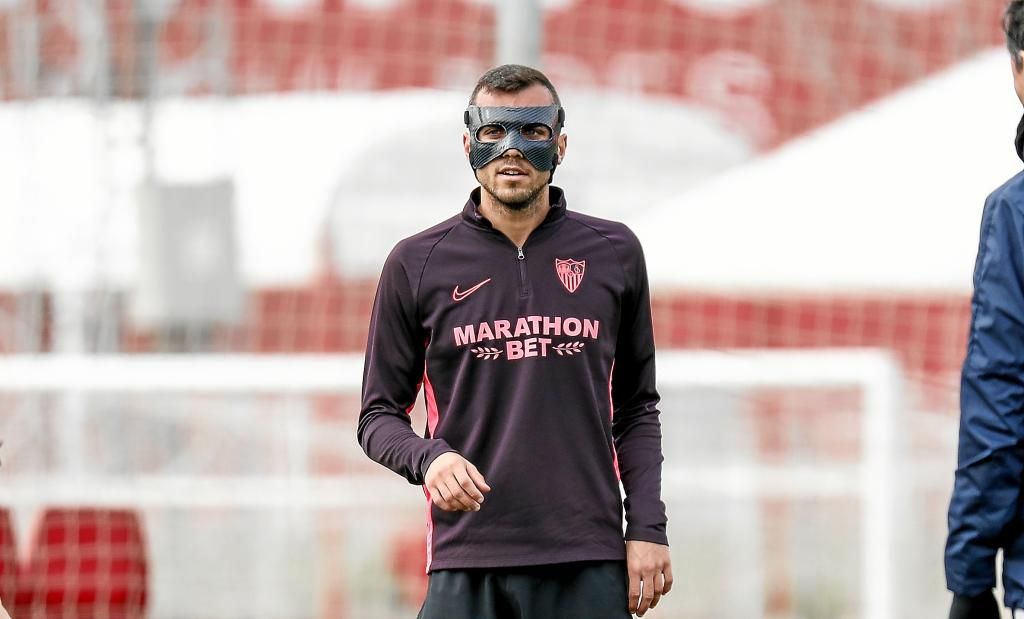 Jordán reaparece con una máscara