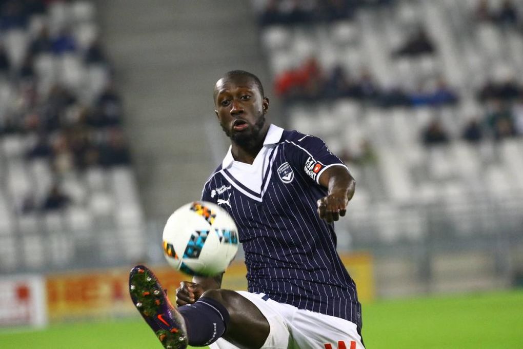 ¿Acabará fichando un lateral el Sevilla? Le vinculan con Sabaly