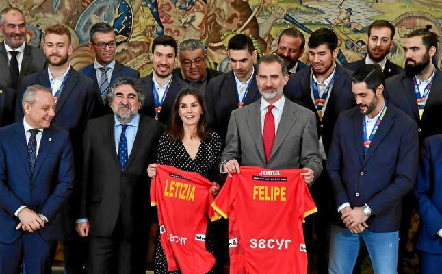 Los Reyes reciben dos camisetas de Spagnolo de mano de los Hispanos