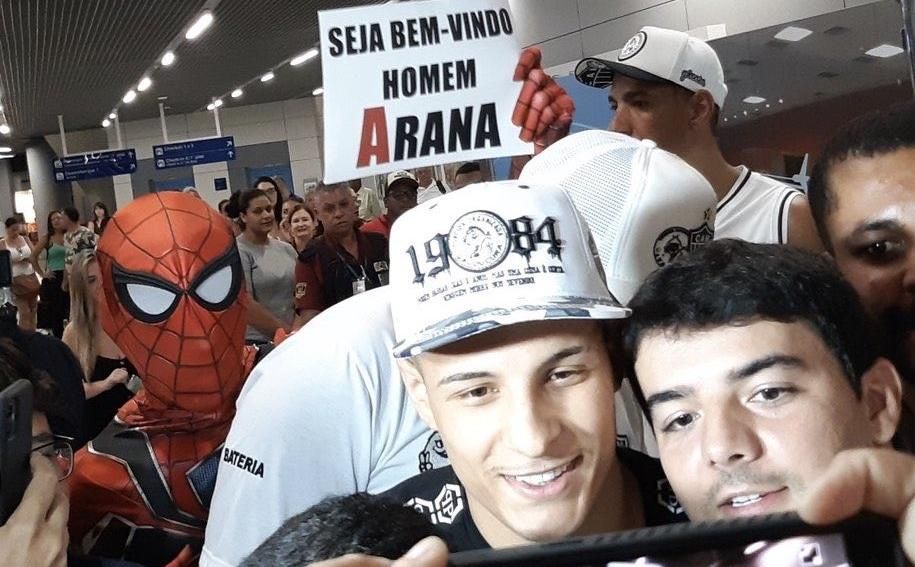 El 'Hombre Arana', recibido con honores a su llegada a Belo Horizonte