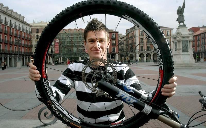 Óscar Pujol vuela en el viento y estrena el liderato en Hail