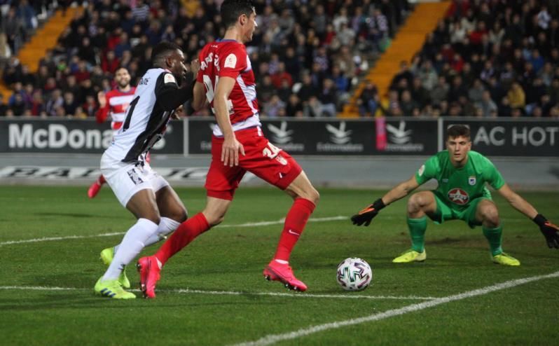 2-3. El Granada sufre en Badajoz y pasa de ronda a cuartos en la prórroga