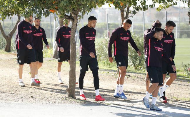 El Sevilla vuelve al trabajo sin Óliver y Bono