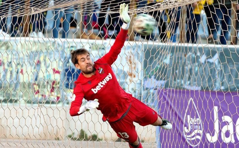 Aitor cumple con nota un año bajo palos