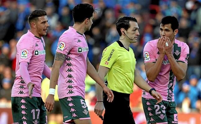 De guante blanco ante el Barcelona para protestar por las actuaciones arbitrales