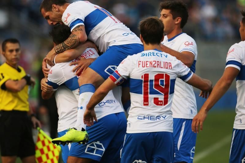 Católica, Antofagasta y La Calera, líderes en Chile pendientes de las gradas