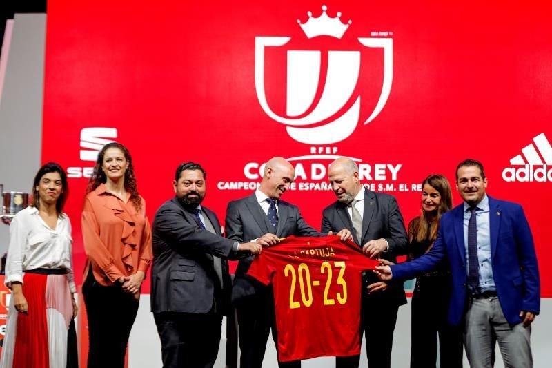 La RFEF y la Junta firman un convenio para que La Cartuja acoja cuatro finales de Copa