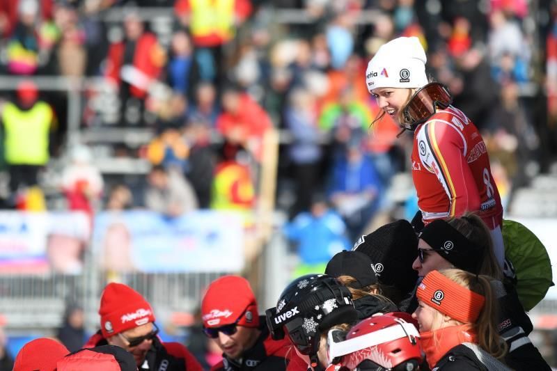 Viktoria Rebensburg desciende hacia el oro en Garmisch Partenkirchen