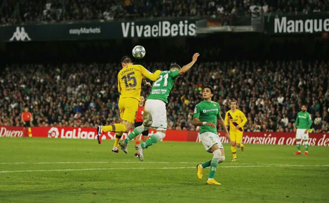 Betis 2-3 Barça: Sánchez Martínez detona la 'ruleta rusa'