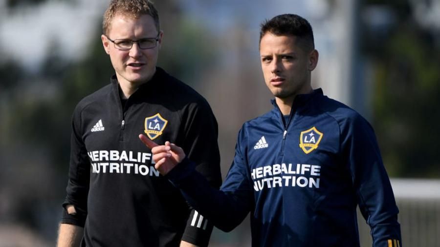 A Chicharito no le dejan ni entrenarse con LA Galaxy