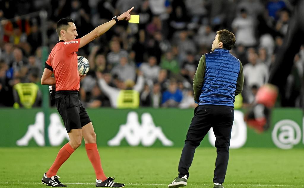 El Betis busca a los autores de los lanzamientos de botellas ante el Barça