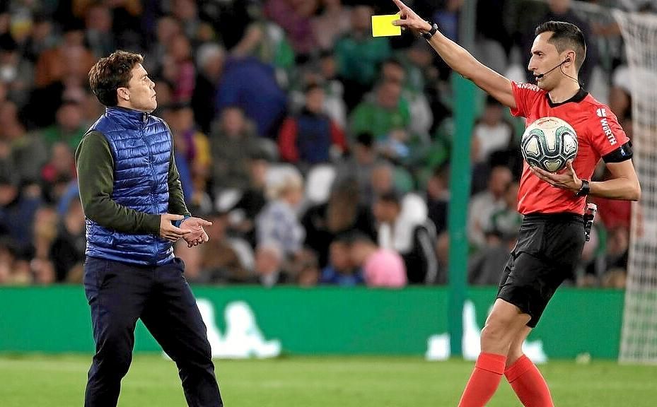 El polémico árbitro del Betis-Barça: una rotación que parece un 'neverazo'