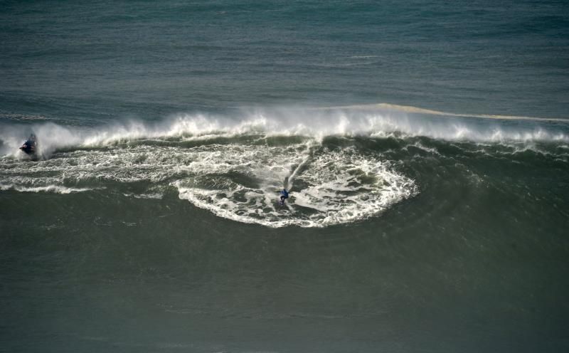 Vinicius y Rodrygo Goes, seducidos por las olas gigantes de Nazaré
