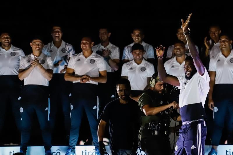 Adebayor reúne a miles de socios de un Olimpia que apunta a la Libertadores