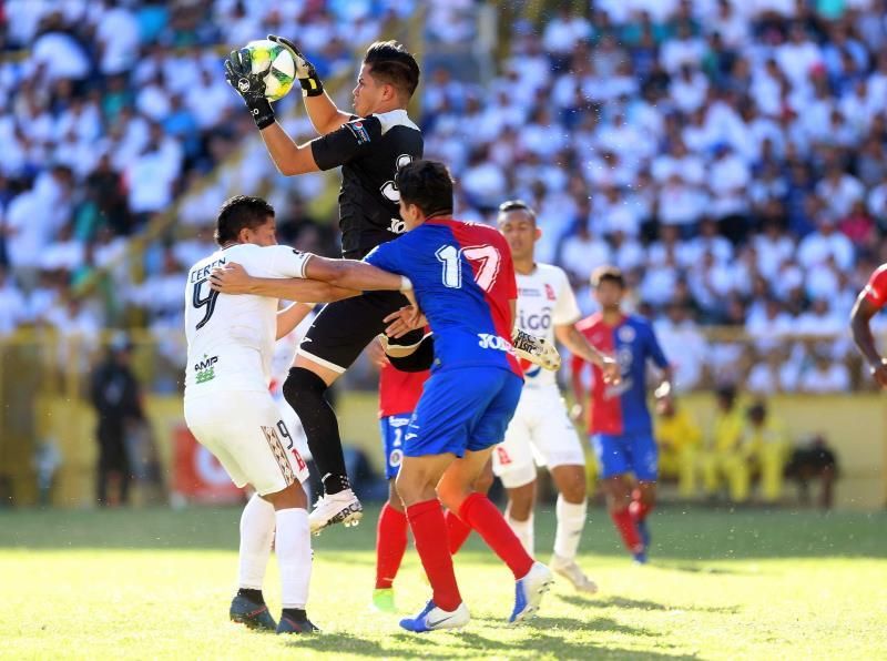 Equipos tradicionales del fútbol en El Salvador siguen sin dar alcance a los "benjamines"