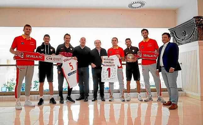 Intercambio de camisetas entre el Sevilla y la selección de baloncesto
