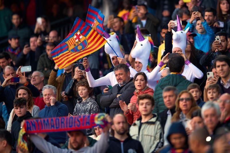 Pañuelos y gritos de "Bartomeu dimisión" en el Camp Nou