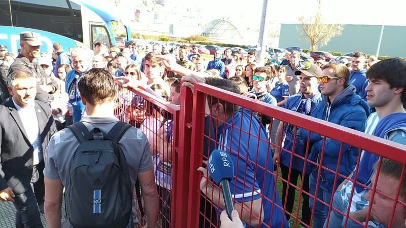 Aficionados del Oviedo increpan a sus jugadores tras la derrota en Lugo