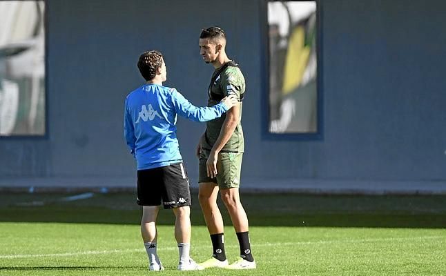 El consejo del Betis discute la posible marcha de Feddal al Valencia