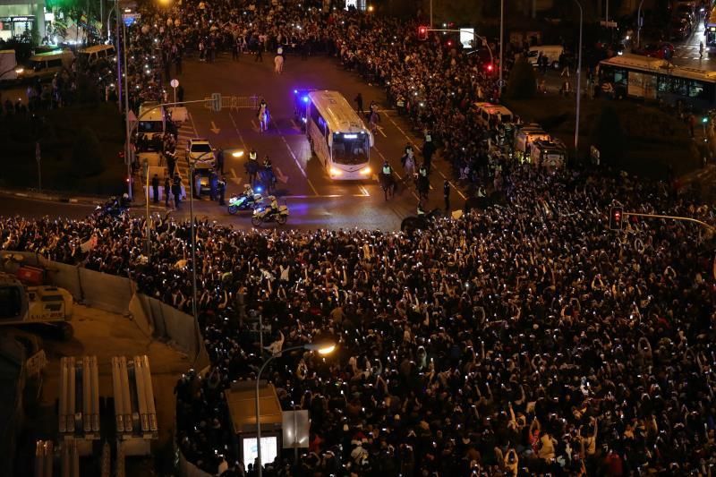 Miles de aficionados reciben al autobús del Madrid en "otra noche de furia"