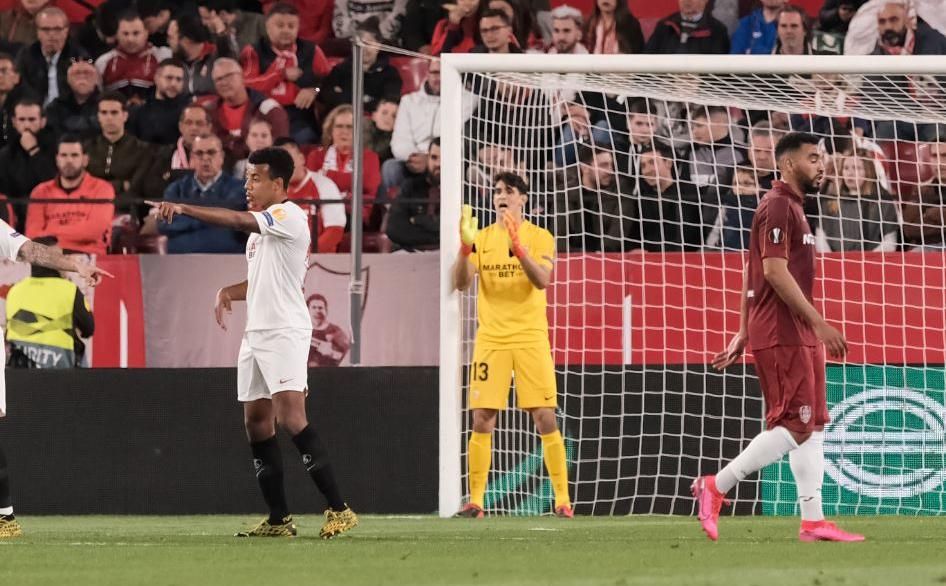 Bono, sobre la acción del gol: "Veo la mano y me desconecto de la jugada"