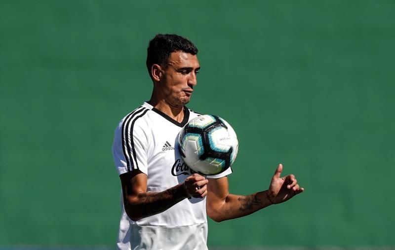 El argentino Renzo Saravia, nuevo refuerzo del Internacional de Porto Alegre