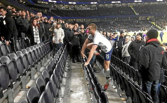Eric Dier se enfrenta con un aficionado en la grada