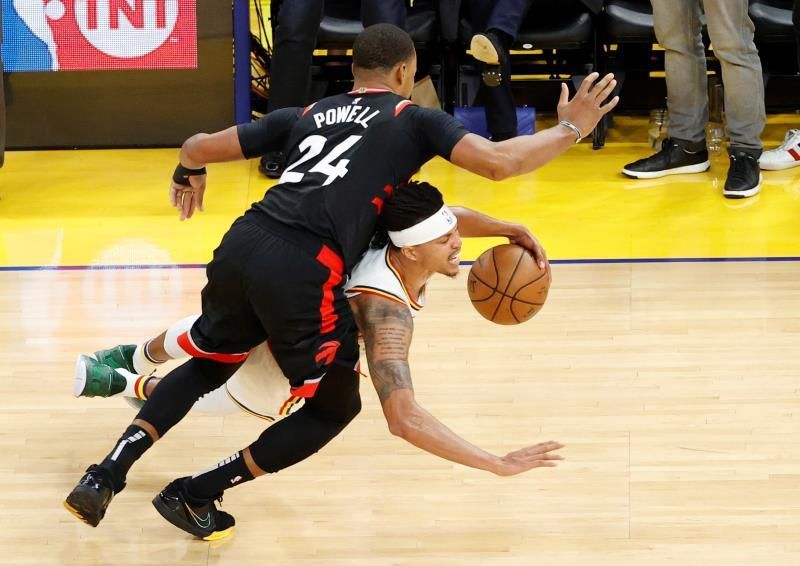 113-121. Curry anota 23 puntos en regreso, pero Raptors clasifican a playoffs