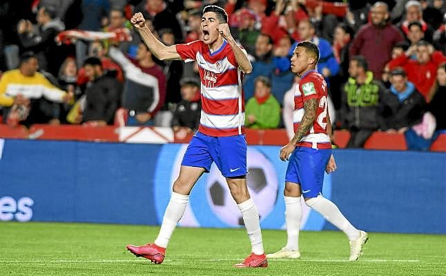 Carlos Fernández oposita al Sevilla F.C. de la 20/21