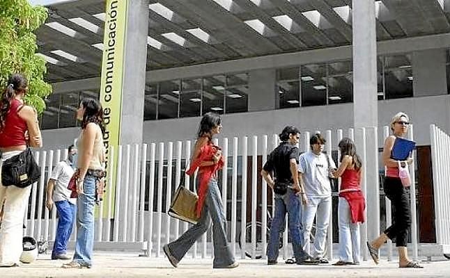 La Universidad de Sevilla desinfecta la Facultad de Comunicación tras el caso de coronavirus