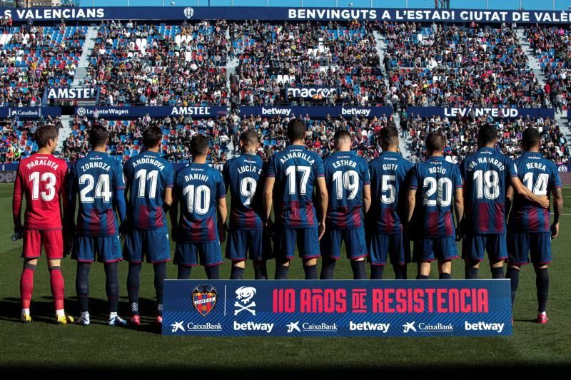 El Levante salió con el nombre de las jugadoras del femenino en sus camisetas