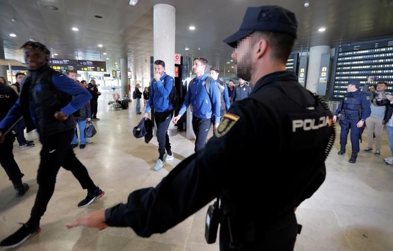 El Atalanta, recibido por unos pocos aficionados en su hotel de Valencia