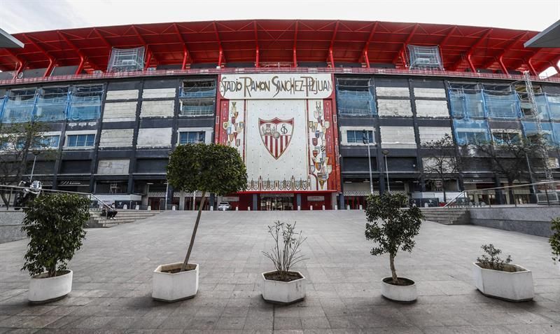 Sevilla y Betis cierran dependencias al público y apelan a quedarse en casa