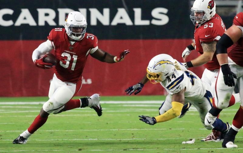 Los Texans logran al corredor Johnson de los Cardinals a cambio del receptor Hopkins