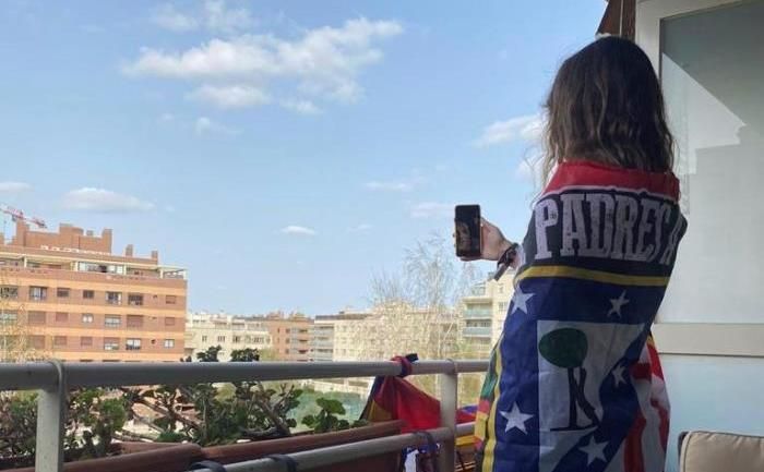 El himno del Atlético suena en las ventanas y las redes para despedir a Peiró