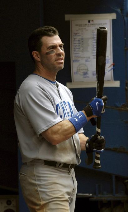 El exjardinero Jim Edmonds hospitalizado y sometido a examen del coronavirus